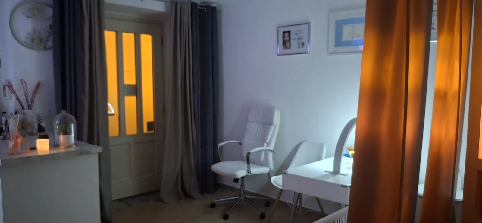 Manikuristički kutak s LED lupom
